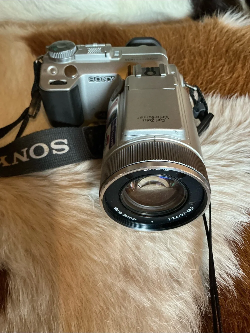 Sony Cyber-shot DSC-F717 5.0MP Digital Camera no charger